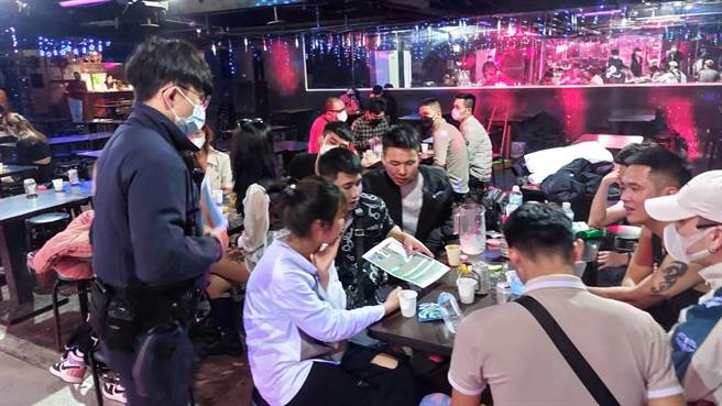 桃警播放著「阿昭署長宣導防詐系列」影片宣導防詐。(警方提供／蔡依珍桃園傳真)