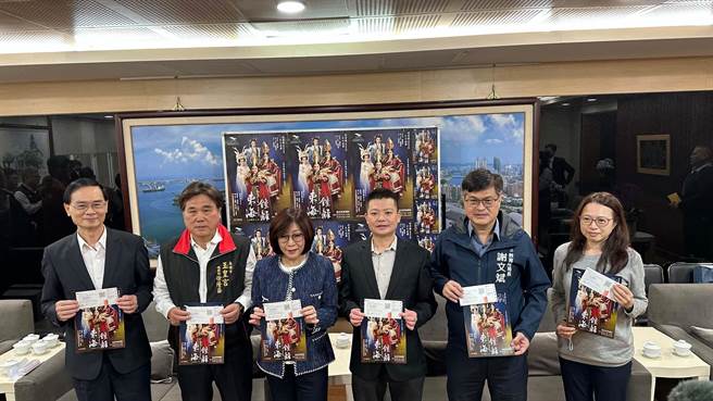 明华园戏剧总团将在3月11、12日于卫武营演出年度大戏─「东海锺离—八仙传奇系列」，在高市议长康裕成、副议长曾俊杰携手下，促成玉皇宫捐赠11所高中职、330张文化教育券，盼台湾传统戏曲向下扎根。（柯宗纬摄）