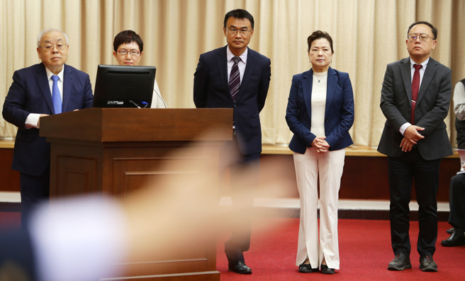 立法院财政委员会6日联席审查行政院函请审议「中央政府疫后强化经济与社会韧性及全民共享经济成果特别预算案」，主计长朱泽民（左起）、财政部长庄翠云，农委会主委陈吉仲、经济部长王美花与文化部长史哲出席上台备询。（季志翔摄）