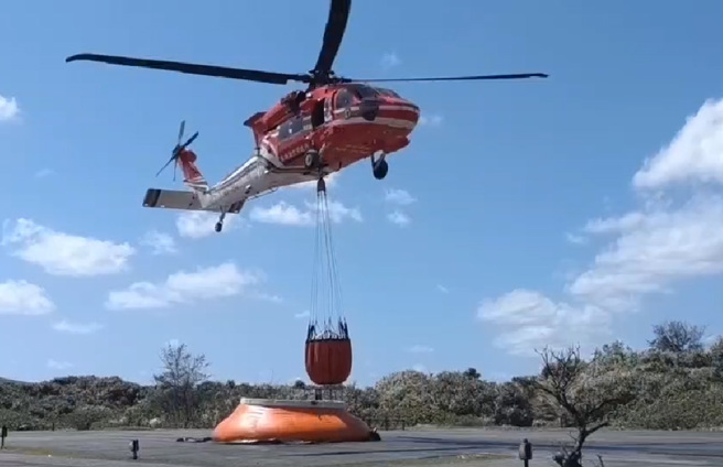 空勤直升机取水到火场洒水降温。（台东林管处提供）