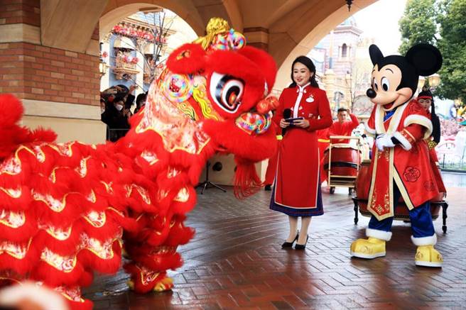 上海迪士尼度假區正逐步重啓近距離互動，遊客可以再次與迪士尼朋友們擁抱、握手、合影留念。（中新社資料照片）