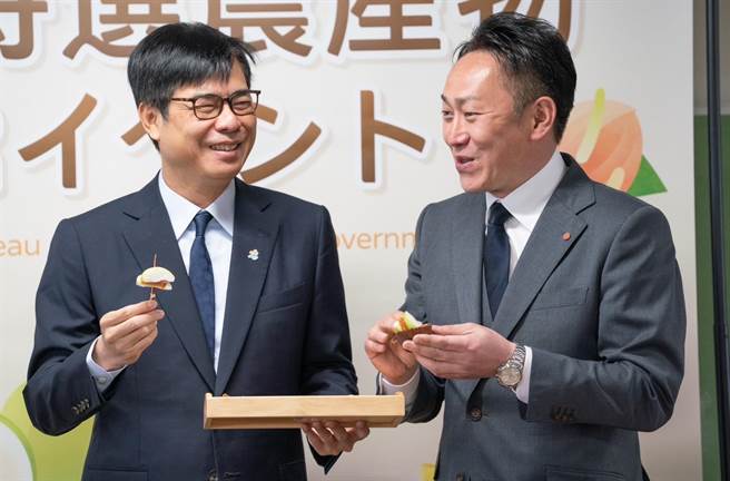 高雄市长陈其迈（左）到日本推销台湾的蜜枣，并介绍搭配乌鱼子一起吃更加美味。（高雄市新闻局提供／林瑞益高雄传真）