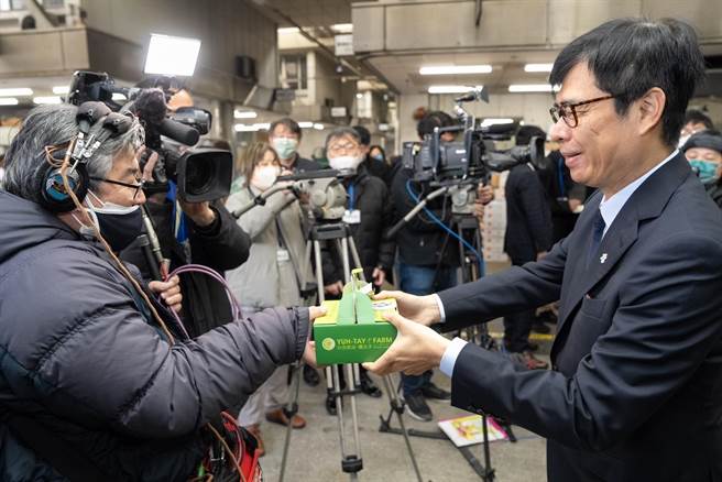 高雄市长陈其迈（右）到日本推销台湾的农产品，他与日本媒体互动。（高雄市新闻局提供／林瑞益高雄传真）