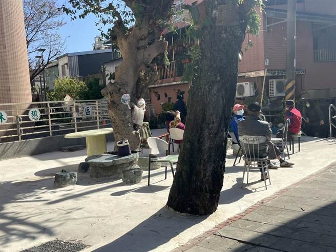 八德衛生所旁的健康休憩區是不少附近居民閒話家常的好去處。（陳夢茹攝）