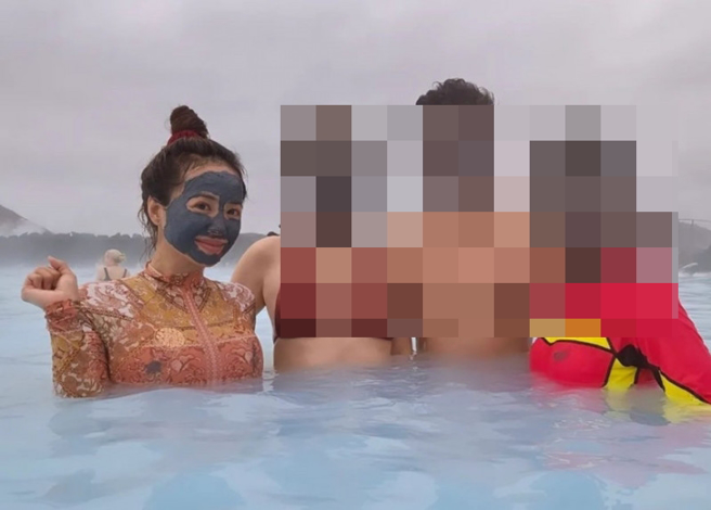 蔡依林（左）在冰岛泡温泉，胸前自涂2黑点。（翻摄自IG）