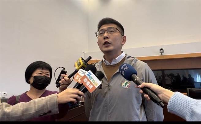 民进党台中市议员黄守达抨击市府针对购物节经费换名闯关，要求退回。(林欣仪摄)