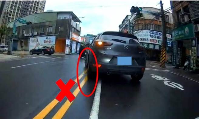 新北市交通事件裁决处统计，去年不依规定未达路口中心处即抢先左转违规有1184件。（新北市交通局提供）