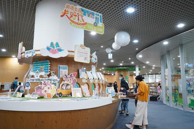 在「交通工具大集合」主题书展区，亲子阅读《100层的巴士》。(高雄市文化局提供)
