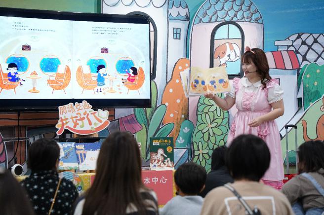 亲子读者享受Happy姊姊说故事的欢乐故事(高雄市文化局提供)