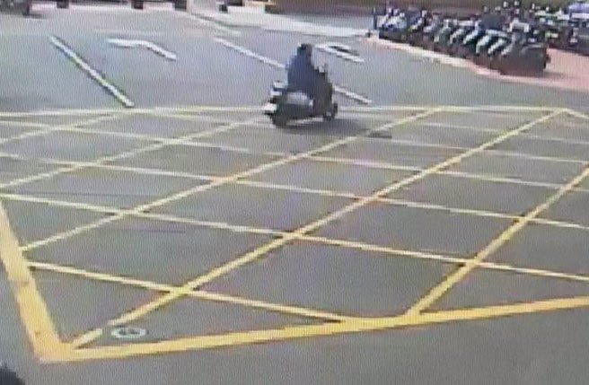 失联女骑机车被路口监视器拍下，斗南分局展开超级寻人任务。（斗南分局提供）