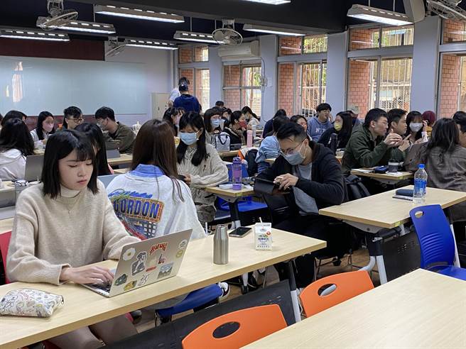 校园室内口罩令今天解除，在台师大教室内，仍有不少学生戴口罩上课。（林志成摄）