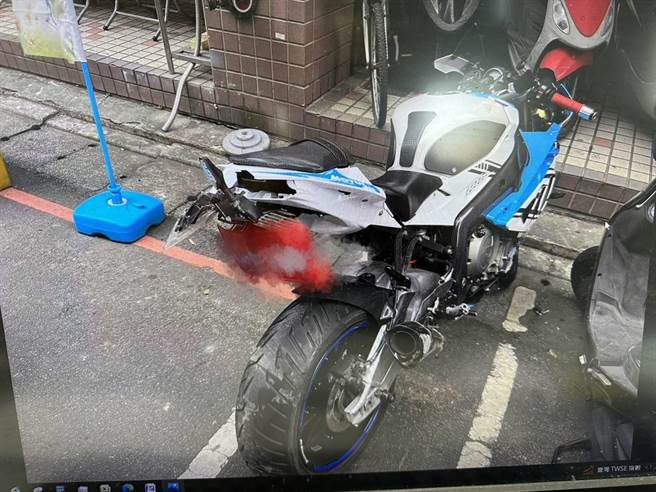 Honda连撞18机车，BMW重机喷飞惨摔。(翻摄照片／蔡依珍桃园传真)