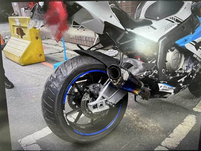 Honda连撞18机车，BMW重机喷飞惨摔。(翻摄照片／蔡依珍桃园传真)