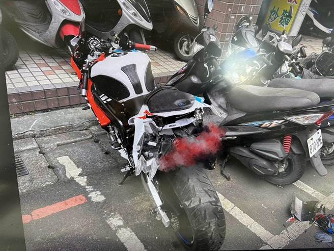 Honda连撞18机车，BMW重机喷飞惨摔。(翻摄照片／蔡依珍桃园传真)