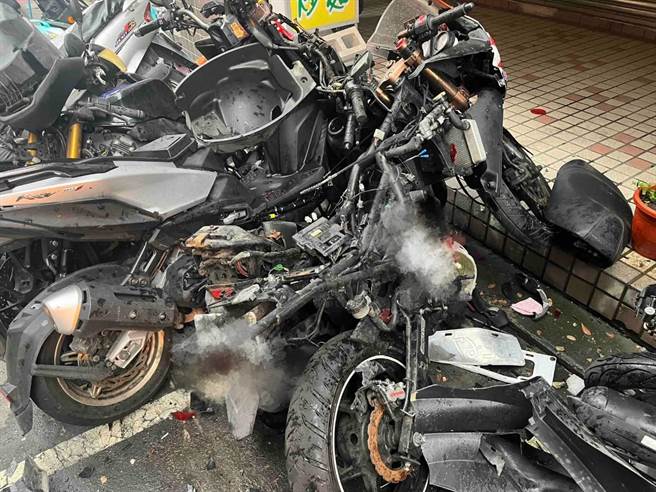 Honda连撞18机车，BMW重机喷飞惨摔。(翻摄照片／蔡依珍桃园传真)