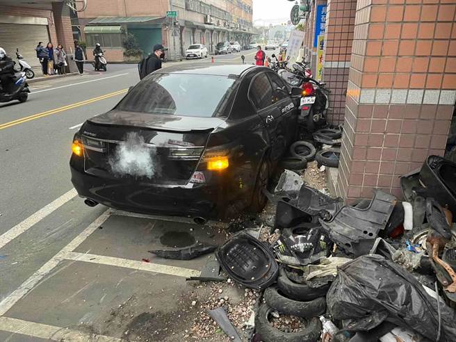 Honda连撞18机车，BMW重机喷飞惨摔。(翻摄照片／蔡依珍桃园传真)