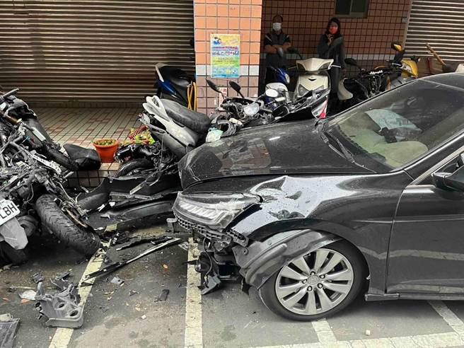 Honda连撞18机车，BMW重机喷飞惨摔。(翻摄照片／蔡依珍桃园传真)