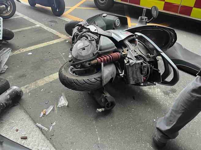 Honda连撞18机车，BMW重机喷飞惨摔。(翻摄照片／蔡依珍桃园传真)