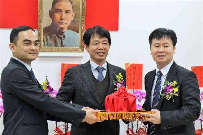 中油公司澎湖营业处举行新、卸任处长交接典礼，总公司指派油品行销事业部执行长邱垂兴抵澎监交，卸任的李忠颖将印信交给新任处长周武宪。（张茂雄摄）