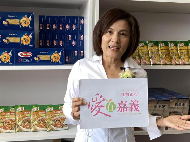 民进党籍嘉义市议员暨市党部主委黄露慧今天宣布「爱在嘉义食物银行」开张。（廖素慧摄）