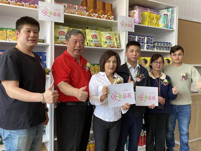民进党嘉义市党部主委黄露慧与台湾食物银行联合会合作，开设「爱在嘉义食物银行」。（廖素慧摄）
