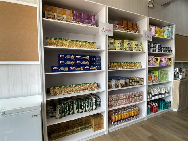 「爱在嘉义食物银行」开设在民进党嘉义市党部，民生物资已上架。（廖素慧摄）