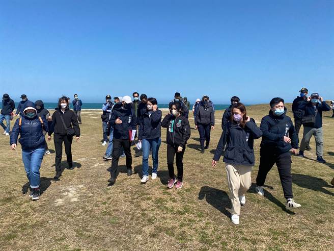 新竹市长高虹安（左四）6日查看新竹渔港国际风筝赛场红火蚁防治状况时，发现草皮土层有砖块、玻璃等废弃物。（陈育贤摄）