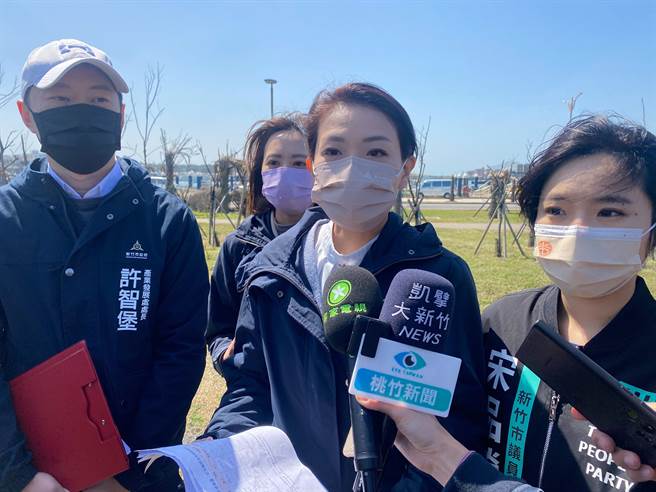 高虹安表示，新竹渔港过去有施做8000余万的相关工程，回填土是渔港南侧与青草湖淤积土，为何会有砖块废弃物会立即调查与厘清。（陈育贤摄）