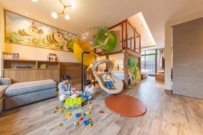 （瑞穗天合国际观光酒店推出大手牵小手畅游亲子别墅，6月30日前溜滑梯房赠儿童免费。图／瑞穗天合国际观光酒店提供）