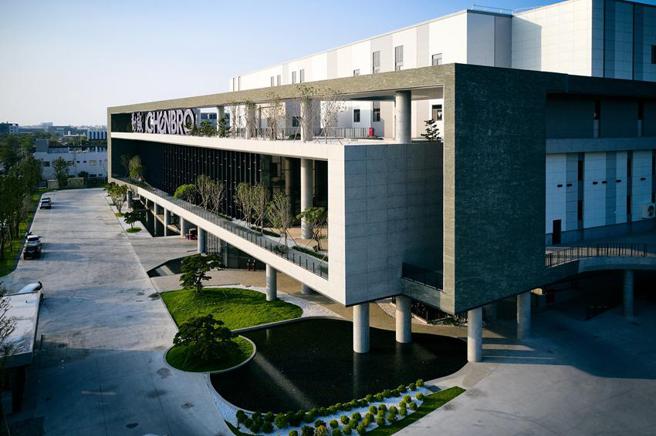 （勤诚嘉义厂的建筑外观设计如同伺服器堆迭，颠覆工厂的传统印象。图／勤诚提供）