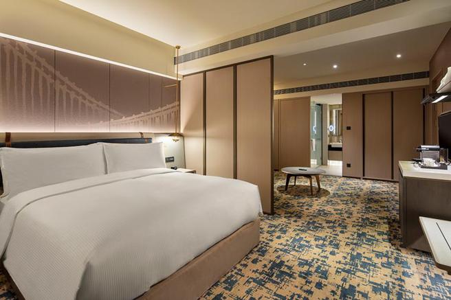 （台北新板希尔顿酒店推出「『希』手同欢」住房专案，入住豪华套房并赠送12张抵用券。图／台北新板希尔顿酒店提供）