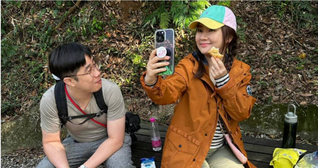 Selina 分享男友照时都会加贴图遮脸，却被任妈在微博晒出2人无遮的合照。（图／微博）