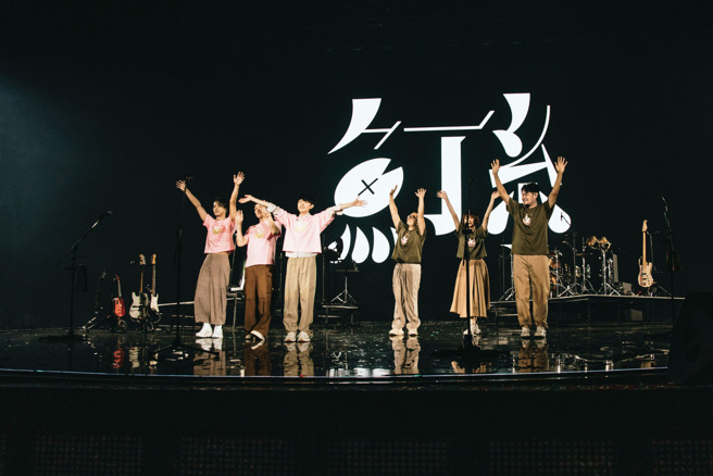 图为乐团鱼丁纟「池堂影夜」演唱会19日晚间顺利结束，同时宣告「苏打绿」正式回归，（左3）为主唱青峰。（图/ 中央社）
