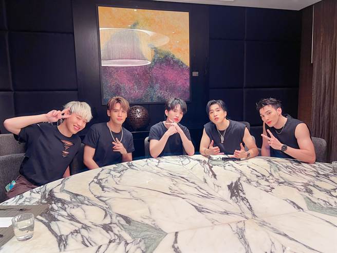 五坚情香港演出成功，今凌晨开心庆功。（滚石唱片提供）