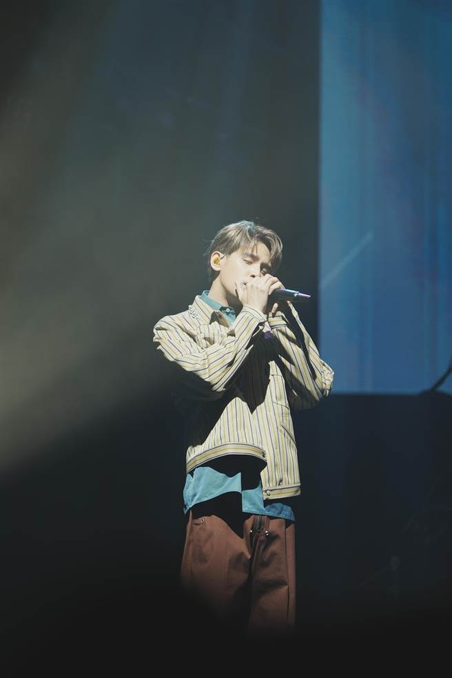 陈零九在台上深情演唱。（滚石唱片提供）