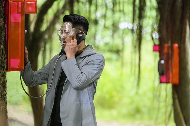 进入网路森林时，郭富城会戴上象徵性十足的透明反光面具。（华映提供）