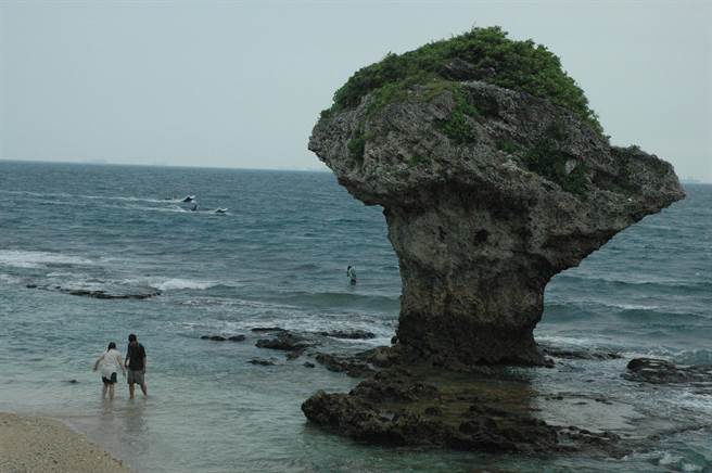 小琉球少年相约最美地标花瓶岩谈判，一言不合演变成群殴事件。(林和生摄)