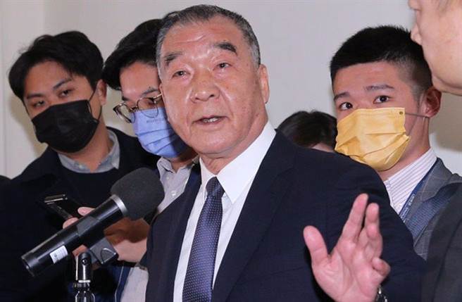 国防部长邱国正今赴立法院报告并备询，开会前受访回应相关议题。（黄世麒摄）