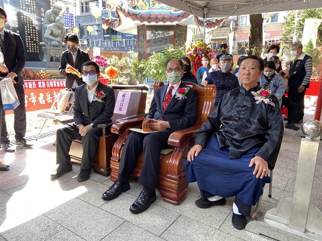 立法院长游锡堃（中）今（6日）至宜兰参加活动受访时说，蔡培慧长就是温暖坚韧的代言人。（吴佩蓉摄）