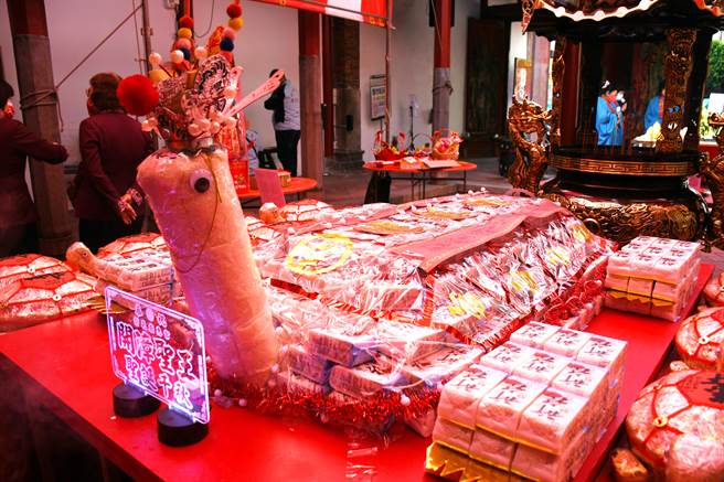 国定古蹟威惠宫3月6日适逢圣王圣诞日，为了向圣王祝寿，特别精心制作了300台斤重、换算重达180公斤的超大组合米龟，相当吸睛。（吴敏菁摄）