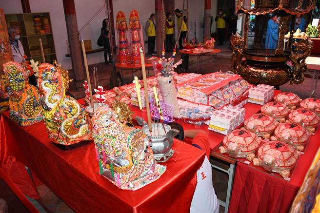 国定古蹟威惠宫3月6日适逢圣王圣诞日，为了向圣王祝寿，特别精心制作了300台斤重、换算重达180公斤的超大组合米龟，还准备了16只、每只各3台斤重、用沙琪玛制作成的福寿平安龟，供信眾掷筊。（彰化市公所提供／吴敏菁彰化传真）