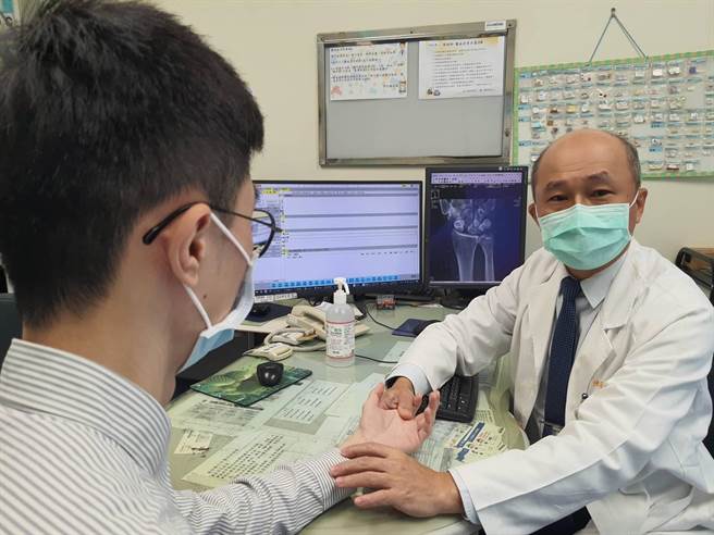 台中39岁黄先生日前发生车祸，用手撑地导致右手腕、手指发麻还痛到直冒冷汗，发现是月状骨脱臼，且断了7条韧带。（大里仁爱医院提供／潘虹恩台中传真）