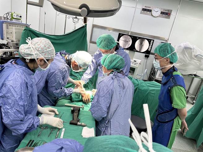 台中39岁黄先生日前月状骨脱臼，且断了7条韧带，幸经重建手术治疗，目前已恢復正常生活。（大里仁爱医院提供／潘虹恩台中传真）