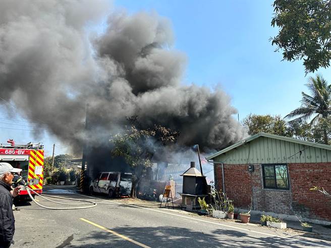 嘉义县新港乡溪北村一处平房中午传出火警，警消获报赶到现场，平房已全面燃烧。（读者提供∕吕妍庭嘉义传真）