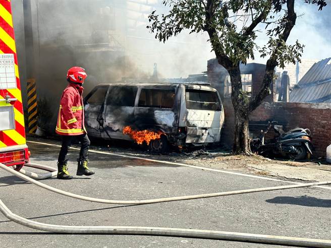 强烈火势还波及停在围墙外的白色厢型车，厢型车因熊熊火势变废铁。（读者提供∕吕妍庭嘉义传真）