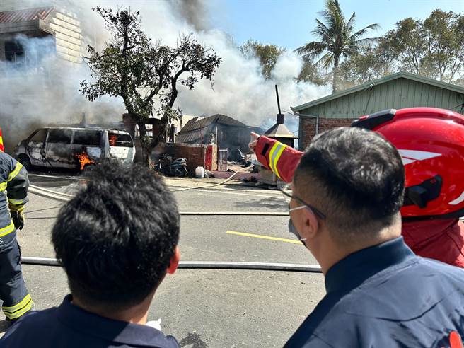 嘉义县议员黄启豪与新港乡长叶孟龙第一时间赶到现场关心。（读者提供∕吕妍庭嘉义传真）