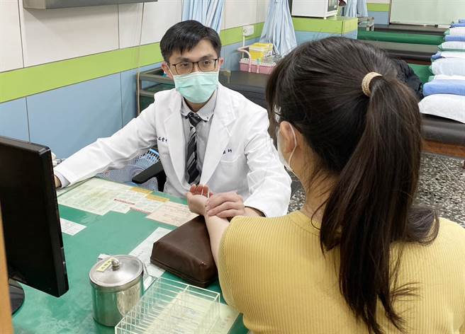 中医师林冠良说，「雨水」时节空气潮湿，湿邪旺盛；如人体阳气不足再加上湿气侵袭，可能发生疲倦、头昏欲睡等「春困」症状。(一品堂中医诊所提供)