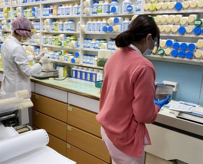 民眾在季节交替时令，该如何来避免病毒入侵？中医师建议宜从生活起居及养生等双管齐下。(一品堂中医诊所提供)