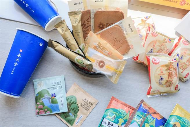 台中市府准备赠送李维拉的礼盒，内容包含各式糕点与台中珍奶、太阳饼，今日抢先曝光。(台中市府提供)
