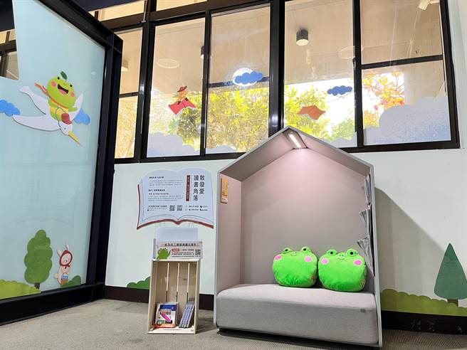 三发教育基金会在科工馆的科普图书馆设置读书角落。（柯宗纬翻摄）